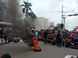 Massa Demo Tolak Omnibus Law UU Ciptaker Bakar Ban di Medan, Lalin Macet