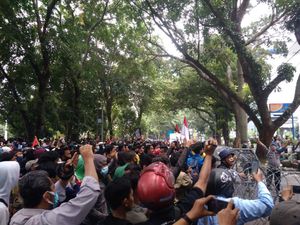 Demo Tolak Omnibus Law di DPRD Sumut Ricuh, 6 Polisi Terluka