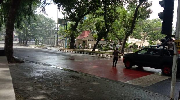 Massa demo tolak omnibus law UU Ciptaker di sekitar Lapangan Benteng, Medan (Ahmad Arfah-detikcom)