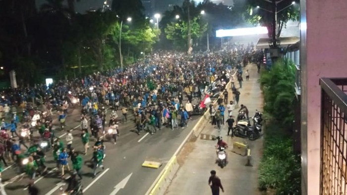 Massa di Jalan Sudirman dipukul mundur polisi.