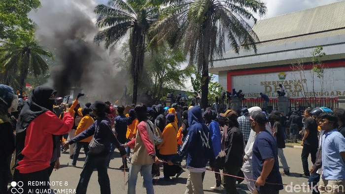 Massa di Kendari demo tolak Omnibus Law (Sitti Harlina-detikcom).