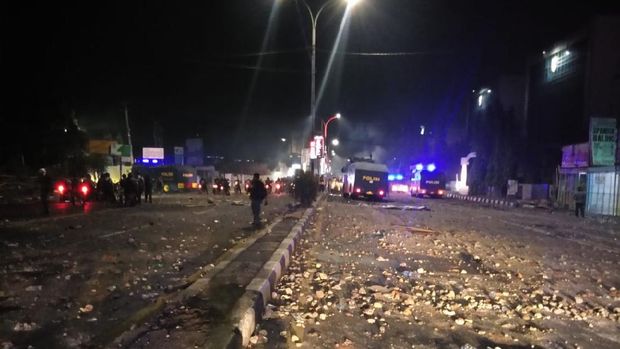 Massa di Makassar masih ricuh hingga membakar video tron Kantor Gubernur Sulsel