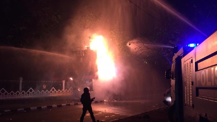 Massa di Makassar masih ricuh hingga membakar video tron Kantor Gubernur Sulsel