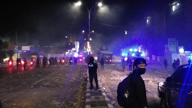 Massa di Makassar masih ricuh hingga membakar video tron Kantor Gubernur Sulsel