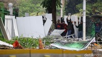 Satu petugas polisi sudah mengimbau massa untuk tidak bertindak anarkis. Namun massa tidak mengindahkan.