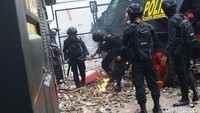 Terlihat juga massa melempar molotov ke arah polisi. 