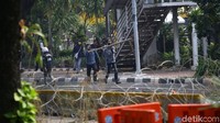 Kawat berduri pun dijebol massa.