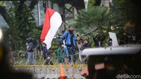 Saat ini, massa mundur ke arah pos polisi dekat Patung Kuda. Massa juga merusak pos polisi itu.