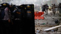 Polisi bertameng terus memukul mundur massa.