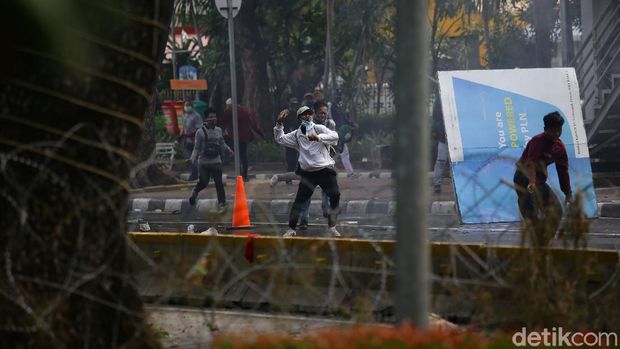 Massa di Patung Kuda Arjuna Wiwaha, Jakarta Pusat ricuh. Massa melempari polisi dengan batu.