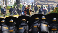 Pantauan di lokasi, Kamis (8/10/2020), massa awalnya melempari petugas dengan botol.