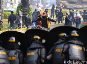 Massa di Patung Kuda Ricuh