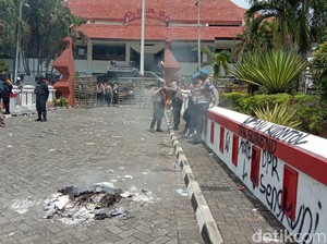 Sempat Ricuh, Massa Tolak UU Cipta Kerja di DPRD Kudus Bubarkan Diri