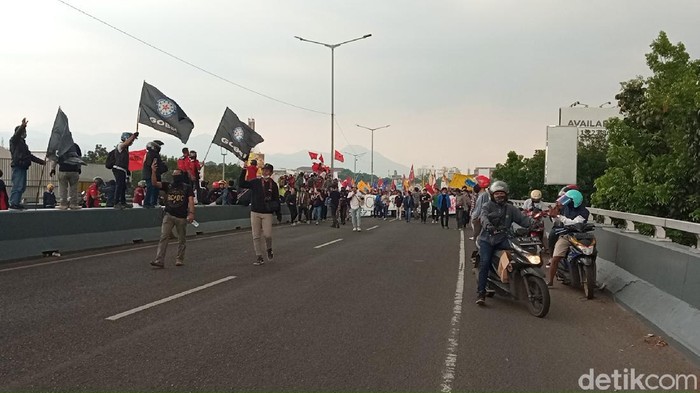 Massa mahasiswa dan buruh memblokade flyover Pasupati Bandung