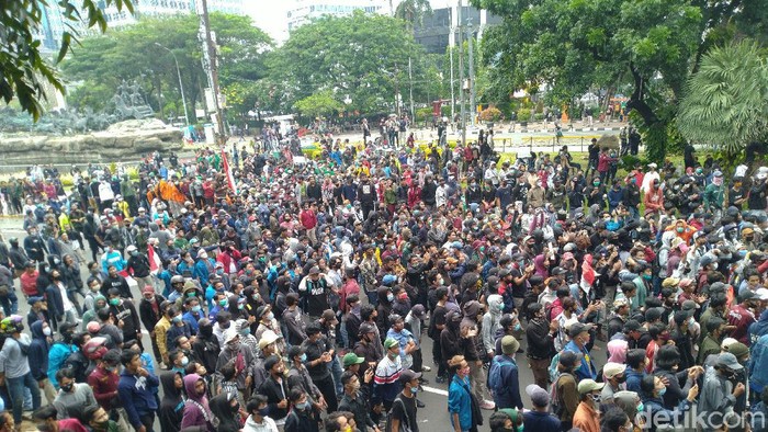 Massa mahasiswa demo UU Cipta Kerja di sekitaran Patung Kuda Jakpus Kamis (8/10/2020) pukul 13.40 WIB. (Sachril Agustin Berutu/detikcom).