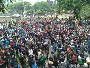 Massa Mahasiswa Demo UU Cipta Kerja di Patung Kuda Terus Berdatangan