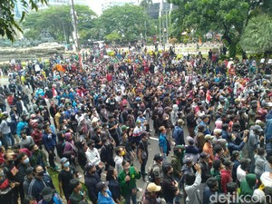 Massa Mahasiswa Demo UU Cipta Kerja di Patung Kuda Terus Berdatangan
