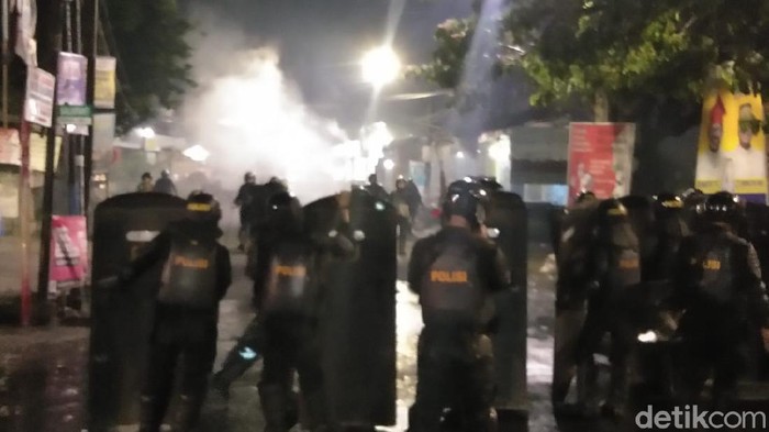 Massa mahasiswa di Jalan Sultan Alauddin, Makassar serang polisi dengan lemparan batu