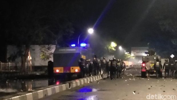Massa mahasiswa di Jalan Sultan Alauddin, Makassar serang polisi dengan lemparan batu
