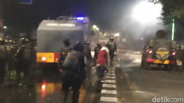 Massa mahasiswa di Jalan Sultan Alauddin, Makassar serang polisi dengan lemparan batu
