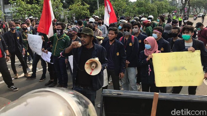 Massa mahasiswa yang merapat ke Jalan Gerbang Pemuda sambil membawa poster makian ke DPR (Rolan/detikcom).
