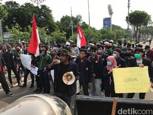 Massa Mahasiswa Merapat ke Jalan Gerbang Pemuda, Bawa Poster Makian untuk DPR