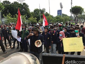 Massa Mahasiswa Merapat ke Jalan Gerbang Pemuda, Bawa Poster Makian untuk DPR