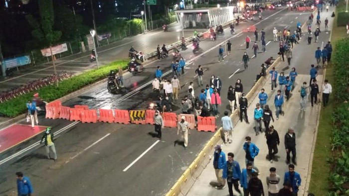 Massa menutup Jalan Sudirman ke arah HI