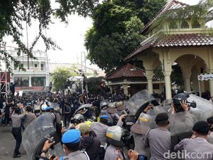 Demo UU Cipta Kerja di DIY Ricuh, Pimpinan DPRD: Ada yang Nyusup