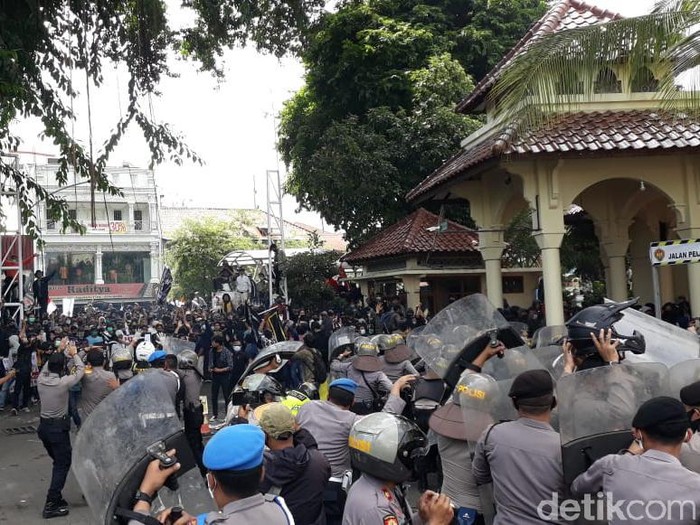 Massa pendemo UU Omnibus Law CIpta Kerja di Gedung DPRD DIY, Kamis (8/10/2020).