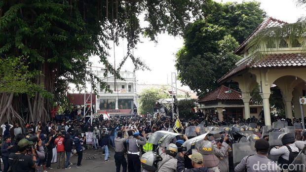 Massa pendemo UU Omnibus Law CIpta Kerja di Gedung DPRD DIY, Kamis (8/10/2020).
