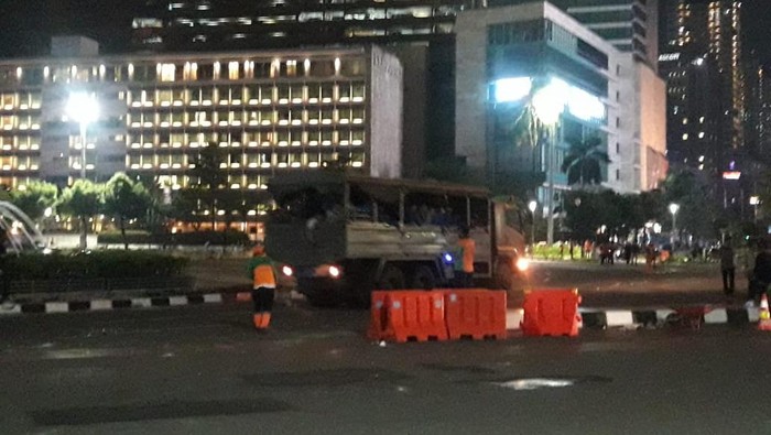 Massa tolak omnibus law UU Cipta Kerja tinggalkan Bundaran HI dengan truk.