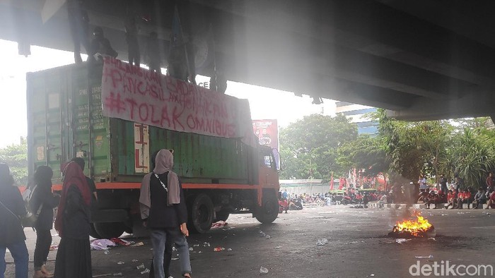 Massa tolak Omnibus Law di Makassar blokir jalur di bawah Fly Over Urip Sumoharjo