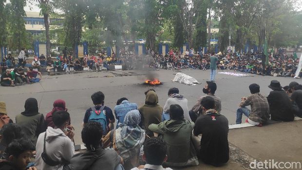Massa tolak Omnibus Law di Makassar blokir jalur di bawah Fly Over Urip Sumoharjo