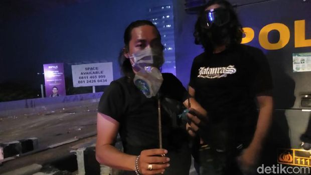 Massa tolak Omnibus Law di Makassar dipukul mundur polisi untuk menjauhi DPRD Sulsel (Hermawan Mappiwali/detikcom)