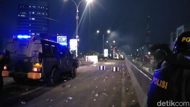 Massa tolak Omnibus Law di Makassar dipukul mundur polisi untuk menjauhi DPRD Sulsel (Hermawan Mappiwali/detikcom)