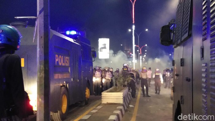 Massa tolak Omnibus Law di Makassar dipukul mundur polisi untuk menjauhi DPRD Sulsel (Hermawan Mappiwali/detikcom)