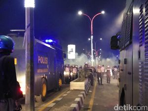 Polisi Dorong Massa Jauhi DPRD Sulsel, Dibalas Lemparan Batu hingga Busur