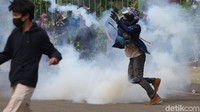 Gas air mata ditembakkan polisi ke arah massa.