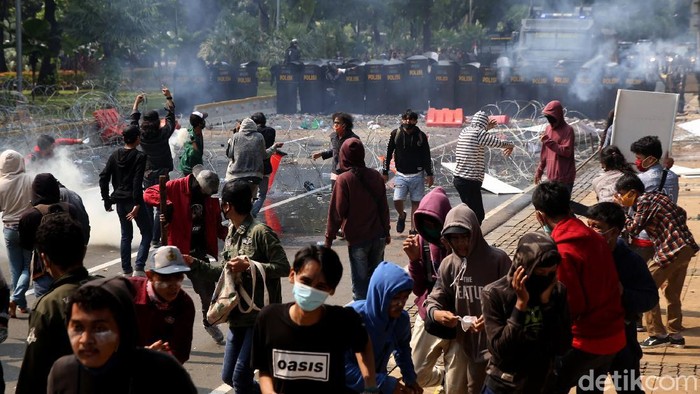 Melihat Dari Dekat Ricuh di Patung Kuda Ricuh massa aksi di kawasan Patung Kuda berakhir bentrok dengan patugas. Berikut foto-foto suasana ricuh dari dekat.