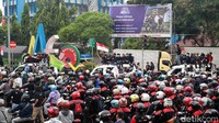 Polisi memutuskan membiarkan massa lewat karena jumlah yang terlalu banyak.