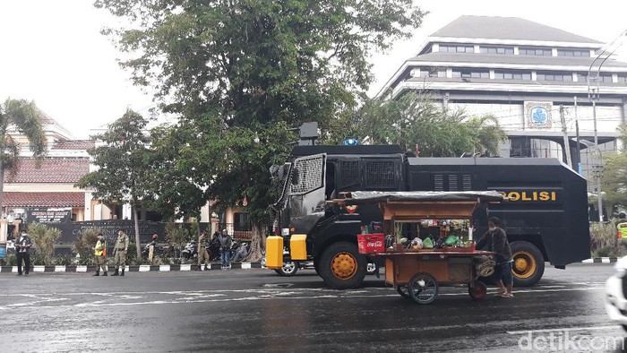 Mobil barracuda bersiaga di Solo terkait adanya aksi demo tolak Omnibus Law Cipta Kerja, Kamis (8/10/2020).
