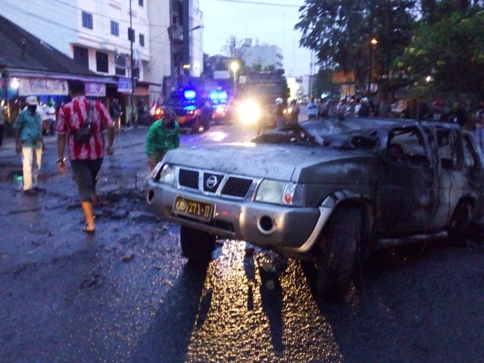 Mobil dinas polisi dibakar di Medan (Datuk Haris-detikcom)