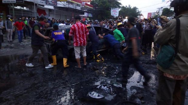 Mobil dinas polisi dibakar di Medan (Datuk Haris-detikcom)