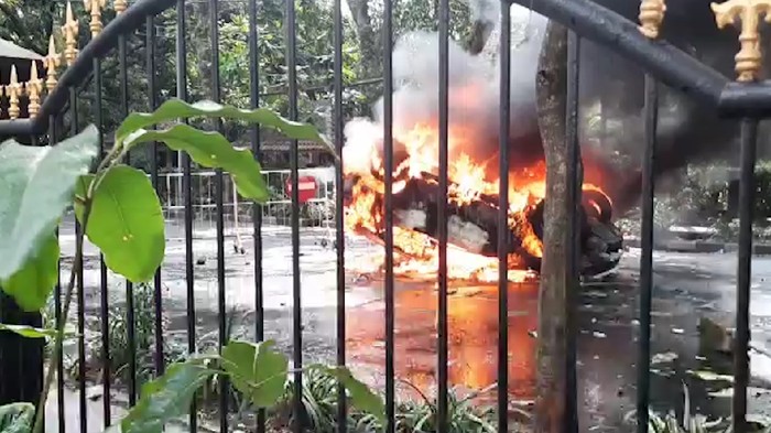 Aksi unjuk rasa di Kota Malang berakhir rusuh. Satu mobil patwal Pemkot Malang dibakar pengunjuk rasa.