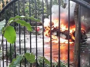 Video Mobil Patwal Pemkot Malang Terbalik-Dibakar Pendemo