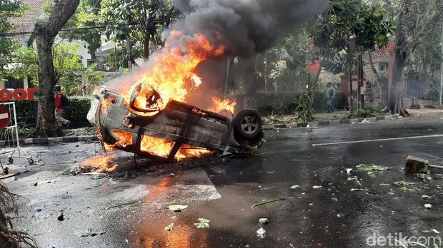 Mobil Patwal Pemkot Malang Dibakar Pendemo Anarkis