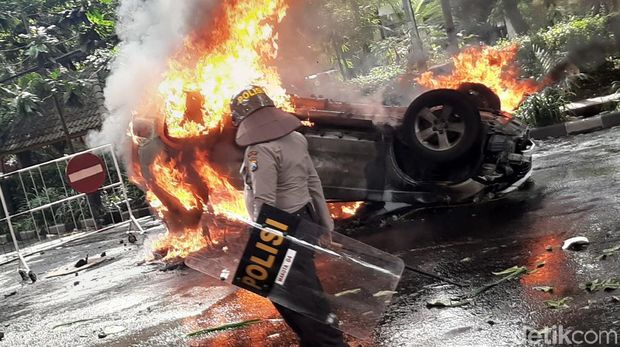 Malang - Aksi anarkis pengunjuk rasa terjadi di Kota Malang. Satu mobil patwal milik Pemerintah Kota Malang dibakar pengunjuk rasa. Mobil itu tengah diparkir di Jalan Majapahit atau sebelah barat Balai Kota Malang.