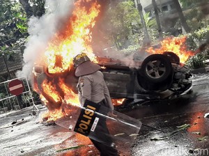 Deretan Mobil Polisi dan Aparat yang Dirusak-Dibakar Massa Demo