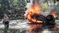 Aksi anarkis pengunjuk rasa terjadi di Kota Malang. Satu mobil patwal milik Pemerintah Kota Malang dibakar pengunjuk rasa, Kamis (8/10/2020).